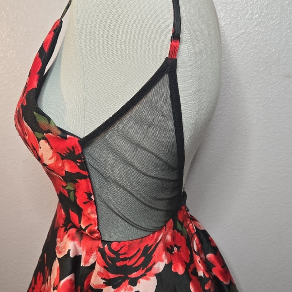 B. Smart Red and Black Floral Mini Dress - Picture 4 of 8